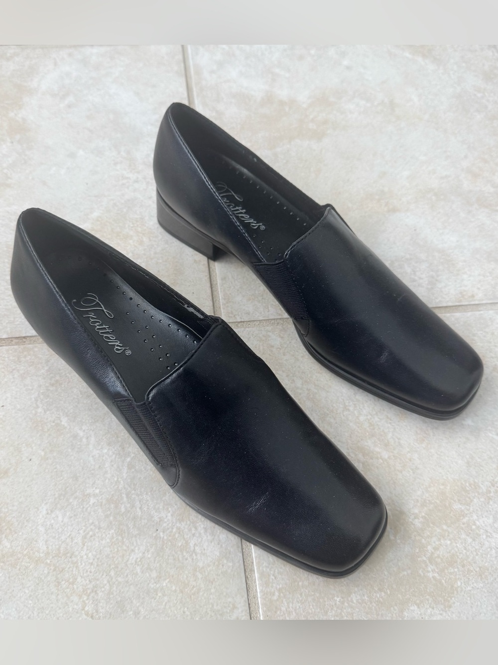 Trotters Womens Ash Loafers 6.5 N Black Leather Square Toe Shoes Dark Academia